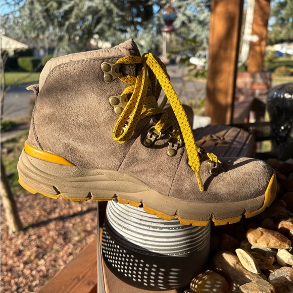 Danner Hilking Boot Mountain 600 Women’s US6.5 Gorpcore Outdoorsy Waterproof - Picture 5 of 8